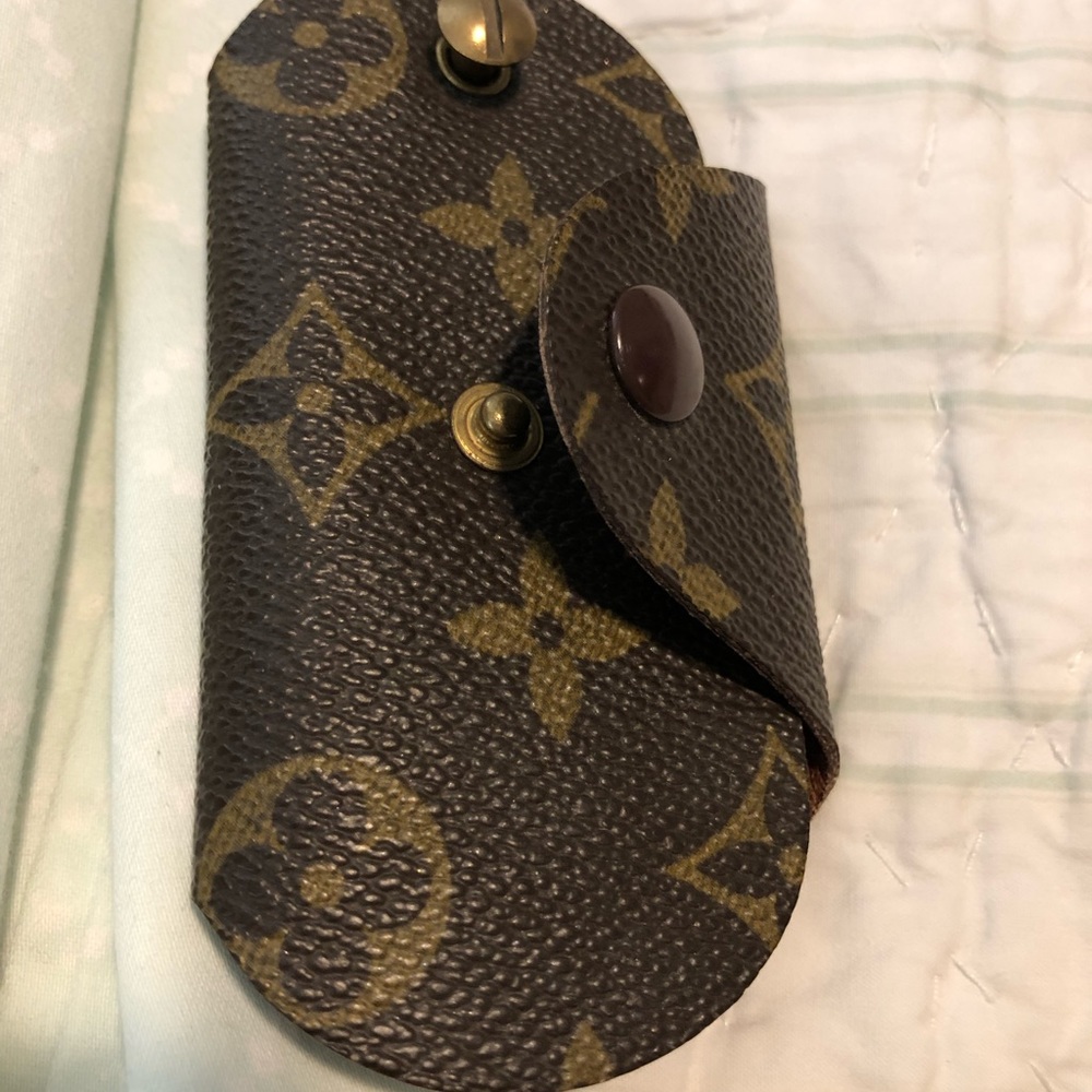 Louis Vuitton key cas has a screw to put keys on. Snaps to trifold